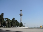 Центр Баку. Парашютная вышка в форме нефтевышки