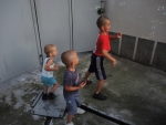 Макс ловит вместе с албанскими детьми пузыри.