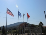 Типичная картина в Албании и Косово. Флаг Америки, ЕС и Албании
