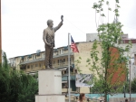 Приштина. Памятник  Биллу Клинтону
