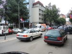 Косовская-Митровица. Северная часть. Сербские флаги, сербские номера на машинах, кирилица, албанские машины без номеров.