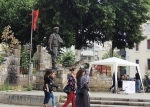 Косовская-Митровица. Южная часть. Статуя Shemsi Ahmeti. Герой Косово.