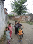 Джаковица. Дети на фоне сожженого сербского квартала обнесенного колючей проволокой.
