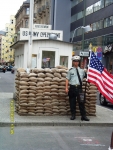 Германия. Берлин. Checkpoint Charlie. "Это пограничный контрольно-пропускной пункт на улице Фридрихштрассе в Берлине, созданный после разделения города Берлинской стеной"