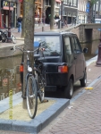 Голландия. Амстердам. Машинка чуть шире велосипеда