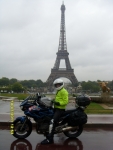 Франция. Париж. Фото ТДМ-ки на фоне башни. Ради этой фотки вымокли до нитки