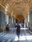 Ватикан. Музей Ватикана. Музей оказался невероятно богатым - ну в Лувре, ни в эрмитаже мы такого не видели. Вот этот потолок - это просто потолок, он - не главное в этом зале. Главное - гобелены с маршрутами крестовых походов.