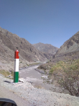 Пограничный столб. Справа Афганистан